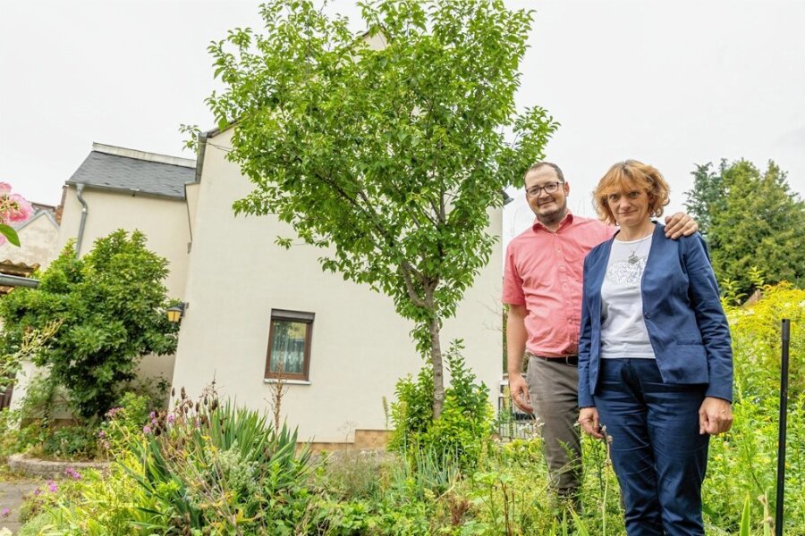 Im Reichenbacher Park der Generationen steht jetzt ein Baum des Erinnerns - Vorher: Manuela und Andreas Kotter vor dem elterlichen Haus mit der Zierkirsche an der Angergasse. 