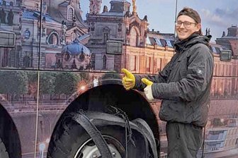 Im richtigen Moment zur Stelle: Zwickauer rettet Auftritt des MDR-Kinderchores in Thüringen - War als Retter zur rechten Zeit am rechten Ort: Erik Winkler aus Zwickau hat am Reisebus des MDR-Kinderchors einen kaputten Reifen gewechselt und so dafür gesorgt, dass der Chor rechtzeitig sein Konzert in Zeulenroda erreichte.