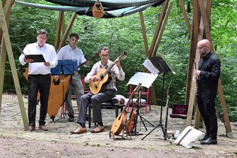 Im Rittergut Ehrenberg hängt der Himmel voller Geigen - Mit Liebesliedern aus aller Welt verzauberte die Gruppe Giovinetti das Publikum im Waldgarten des Ritterguts Ehrenberg.