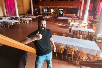 Im Ritterhof fliegen die Fäuste: Wrestling-Show kommt nach Altmittweida - Mario Neumann von der Dresdner Wrestlingschule schaute sich in der vergangenen Woche schon einmal den Ritterhof in Altmittweida an und freut sich auf die Geburtstagsshow am 27. Juli.