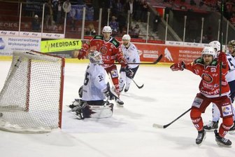 Im Sahnpark wird weiter gejubelt - Luca Gläser (r.) brachte die Eispiraten Crimmitschau am Sonntag gegen die Kassel Huskies mit seinem Tor zum 2:1 auf die Siegerstraße.