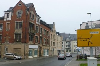 Im Sanierungsgebiet werden 2015 Ausgleichsbeiträge fällig - Auch die aus dem Jahr 1905 stammenden Gebäude an der Graslitzer Straße, der direkten Zufahrt zum Grenzübergang, gehören zum Sanierungsgebiet Nördliches Stadtzentrum Klingenthal. Der Gutachterausschuss des Vogtlandkreises hat eine Bodenwerterhöhung von 2,50 Euro pro Quadratmeter ermittelt. Bis auf kleinere Geschäfte im Erdgeschoss stehen die Gebäude aber schon seit Jahren leer. Das ist keine Ausnahme im Stadtzentrum.
