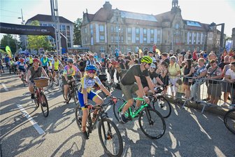 Im Sattel durch drei Länder: Für Frieden und Kulturhauptstadt - Zum Ende der Dreiländer-Tour sind die Friedensfahrer bewusst langsamer geworden, damit sich Hobbyradler anschließen konnten. Gemeinsam rollte der Pulk auf dem Chemnitzer Theaterplatz ein. 