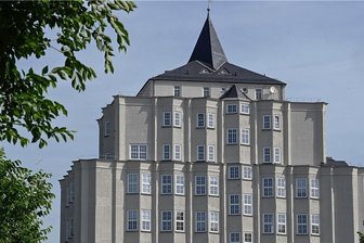 Im Schatten des ersten Hochhauses von Chemnitz sollen bald Eigenheime stehen - Das Cammann-Haus in Furth war das erste Hochhaus der Stadt. Der vertikale Rillenputz erinnert daran, was hier einst produziert wurde.