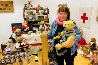 Im Schatzhaus Erzgebirge sind die Teddybären los: „Bären-Mutter“ fertigt Unikate auch auf Wunsch - Dorothea Siegel aus Bockau stellt einen Teil ihrer Teddybären derzeit im Schatzhaus Erzgebirge in Eibenstock aus. Seit 27 Jahren hat sie sich den kuschligen Gesellen verschrieben, stellt sie selbst her und repariert sie.