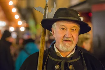 Im Schein der Laterne - Nachtwächter Rainer Eckel in seinem Element.