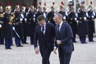 Im schlimmsten Fall droht Krieg in Europa - Der französische Präsident Emmanuel Macron (l.) begrüßt den polnischen Premierminister Donald Tusk bei seiner Ankunft zu einem informellen Treffen der Staats- und Regierungschefs der wichtigsten EU-Länder und des Vereinigten Königreichs im Elyseepalast in Paris.