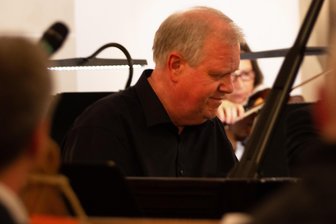 Im Schloss Leubnitz: Frühlingsfantasien auf Tasten mit Andreas Pistorius - Andreas Pistorius bei einem früheren Konzert in der Plauener Johanniskirche.