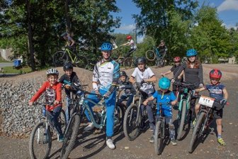 Im Schlosspark können sich jetzt junge Biker austoben - Der ehemalige Trialweltmeister Marco Thomi kam zur Eröffnung der Pumptrack-Anlage in Schlettau. 