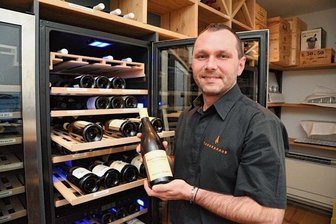 Im Schönecker Tannenhaus gibt es jetzt Tannenzauber - Roman Müller, Serviceleiter im Restaurant Tannenhaus in Schöneck, bietet den Gästen beim Acht-Gänge-Menü natürlich auch den passenden Wein an.