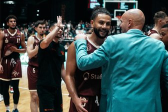 Im Schongang ins Viertelfinale: Gegen dieses Team spielen die Niners Chemnitz jetzt im Pokal - Niners-Coach Rodrigo Pastore freut sich mit seinem Topscorer Kaza Kajami-Keane über den lockeren Sieg gegen Gießen. 