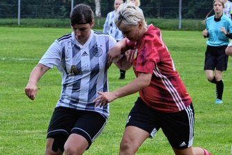 Im Schongang zum siebten Sieg - Andrea Neubert (r.) vom ESV Thum-Herold duellierte sich bereits am ersten Spieltag mit Rabensteins Julia Lange. Vergangenen Sonntag kam es erneut zu solchen Zweikämpfen - und wie beim 4:0 am 4. September behielten auch diesmal die Erzgebirgerinnen die Oberhand. 