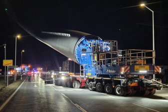 Im Schritttempo nach Kleinschirma: Spezialtransport mit XXL-Rotorblatt startet in Freiberg - Der Spezialtransport ist auf dem Weg zum Windpark Kleinschirma.