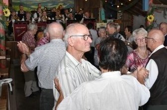 Im Schupfen wird das Tanzbein geschwungen - Viel los war am Sonntagnachmittag in Bärendorf. 