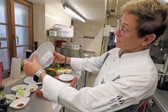 Im „Schwalbennest“ Niederwiesa kommen Geschmackssinn und Augen auf ihre Kosten - Hoher Anspruch auch beim Service: Andreas Pönisch mit einem Teller aus Meissner Porzellan.