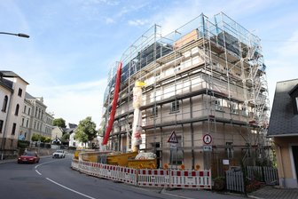 Im Schwarzenberger Stadtzentrum entstehen neue Mietwohnungen der Wohnungsgesellschaft - Die Sanierung des Hauses Nummer 9 an der Erlaer Straße wird einige Monate dauern.