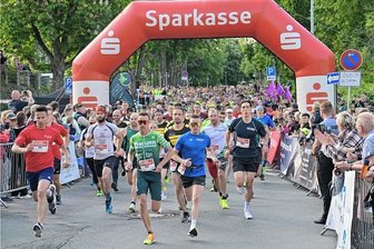 Im Seepferdchen-Kostüm und als Rieseneule: So bunt war der Firmenlauf Erzgebirge in Aue - Beim Firmenlauf Erzgebirge sind über 1100 Teilnehmer am Start gewesen.