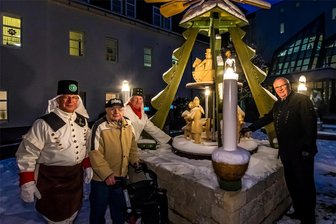 Im Seniorenzentrum Olbernhau dreht sich erstmals Pyramide - Steffen Glöckner, Günter Eilzer, Ronny Höppner und Andreas Haustein (v. l.) schoben die Pyramide gemeinsam an.