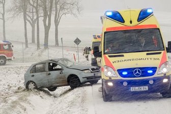 Im Skoda überschlagen - drei Verletzte -