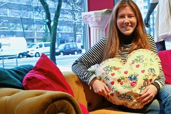 Im Smac Chemnitz: Vom Vulkanausbruch bis zum Kissenkuscheln - Wie wir wohnen und warum wir überhaupt wohnen soll dieses Jahr eine Sonderausstellung im Archäologiemuseum zeigen. Mit dabei: ein 100 Jahre altes Kissen, gezeigt von Museumspädagogin Juliane Dietrich.