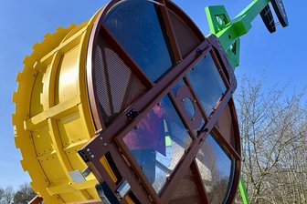Im Sonnenlandpark steht jetzt ein Riesen-Hamsterrad: Das bieten Freizeitparks zwischen Chemnitz und Dresden im Frühling - Im neuen „Helios“ im Sonnenlandpark können Besucher ähnlich wie in einem Hamsterrad laufen. Dadurch steigt das Rad nach oben.