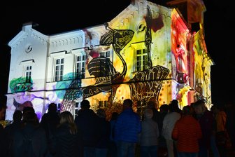 Im Spiel der Farben: So hat Hainichen das Gellert-Museum noch nie gesehen - So hat man das Gellert-Museums Hainichen noch nie gesehen wie zur Performance mit Lichtbildern am Samstagabend.
