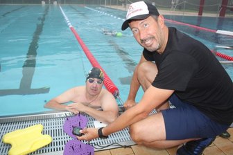 Im Sportfieber: Wie Ex-Spitzenschwimmer Stev Theloke Wettkämpfe in München und Rom erlebt - Direkt am Beckenrand coacht Stev Theloke seine Schwimmschüler - die Stoppuhr darf nicht fehlen.