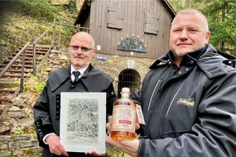 Im Stollen gereift: Das Erzgebirge hat einen neuen Rum - Mike Schneising (r.) von Lautergold und Andreas Schwarczenberger vor dem Stollen, in dem der Rum lagerte.