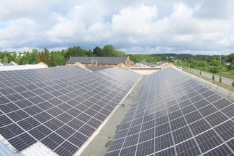"Im Strom der Energiewende schwimmen" - Die größte Sonnenenergie-Anlage der Firma Juno Solar wurde auf die Hallen des ehemaligen Werdauer Kraftfahrzeugwerks "Ernst Grube" montiert.