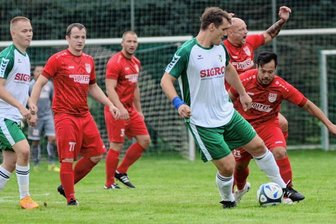 Im Tabellenkeller brennt noch Licht - Marcel Wolf (am Ball) ist mit seinem SV Fronberg Schreiersgrün so gut wie abgestiegen. Nach dem Auswärtssieg in der Vorwoche in Rodewisch hat der VfB Plauen Nord (rote Trikots) wieder ein Wörtchen mitzureden beim Kampf um den Klassenerhalt.