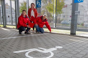 Im Test: Barrierefreies Parken in Plauen - Falk Hoffmann (links) und Lutz Meinhardt vom Automobilclub Europa testeten im Beisein von Kreisbehördenmitarbeiterin Kathrin Borst das Parkhaus an der Rädelstraße auf Barrierefreiheit.