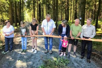 Im Test: Das bietet der neue Erlebnis-Wanderweg rund um Bergen - Schnipp, schnapp, der neue Erlebnis-Wanderweg rund um Bergen ist eröffnet: Zur Schere griffen unter anderem Initiatorin Yvonne Smolla (3. von rechts), Eichigts Bürgermeister Stephan Meinel und der Leiter der Forstbezirks Plauen des Sachsenforsts, Bert Schmieder (rechts).