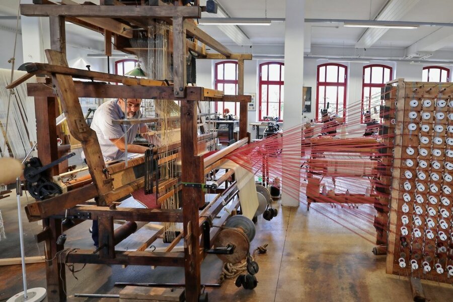 Im Textil- und Rennsportmuseum Hohenstein-Ernstthal wird nun auch Samt gewebt - Thomas Zinke, Mitarbeiter im Textil- und Rennsportmuseums Hohenstein-Ernstthal, ist einer von insgesamt wohl nur vier Webern europaweit, die noch mit dem Handwebstuhl Samt weben können.