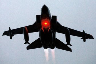 Im Tiefflug über den Dächern Plauens: Kampfjets der Bundeswehr in nur 200 Metern Höhe - Ein Tornado-Kampfjet der Bundeswehr.