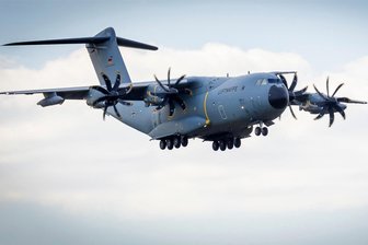 Im Tiefflug über Hainichen: Airbus in 500 Meter Höhe sorgt für Aufsehen - So haben am Montag die Menschen in Hainichen das Flugzeug gesehen. Entstanden ist dieses Bild vom Airbus A400-M im April in Wunstorf.
