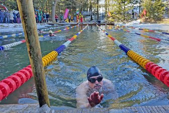 Im tiefsten Erzgebirge: 200 Eisschwimmer bei Deutschen Meisterschaften am Start - Der Naturteich des Hotels Am Zollhaus in Neuhermsdorf war bereits 2025 Schauplatz der 5. Winterschwimmer-Meisterschaft. Im Bild: Stefan Fuchs aus Falkenau.