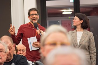 Im Ton vergriffen: Ex-Stadtrat bittet Oelsnitzer OB um Entschuldigung - Frieder Jäckel im Forum. Rechts Nancy Dietrich, Redaktionsleiterin „Freie Presse“ Vogtland.