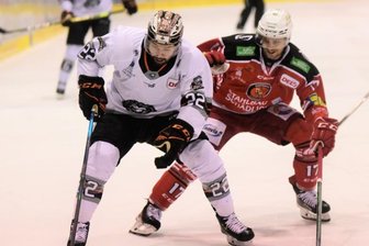 Im Top-Spiel vor Rekordkulisse: Eispiraten fehlt es an Torgefahr - Der Frankfurter Dylan Wruck (links), der später das 4:0 für den Spitzenreiter erzielte, behauptet den Puck in dieser Spielszene aus dem ersten Drittel gegenüber dem Crimmitschauer Mathieu Lemay.
