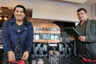 Im Traditionsgasthof in Lichtentanne wird jetzt anatolisch gekocht - Mehmet Yanalak und seine Frau Hatice bei letzten Vorbereitungen für die Eröffnung ihrer Gaststätte "Euphrat Grillhaus" in einem 188 Jahre alten Gasthof an der Ortsgrenze zwischen Zwickau und Lichtentanne. 