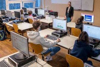 Im Unterricht gilt: Computer statt Tafel - So sieht eines der drei neuen Computerkabinette aus, in denen die Kinder und Jugendlichen der Trebra-Oberschule in Informatik unterrichtet werden. 
