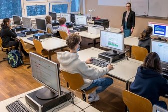 Im Unterricht gilt: Computer statt Tafel - So sieht eines der drei neuen Computerkabinette aus, in denen die Kinder und Jugendlichen der Trebra-Oberschule in Informatik unterrichtet werden. 