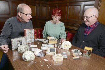 Im vogtländischen Adorf entsteht ein besonderes Digitales Museum - Museumsleiter Steffen Dietz (links) im Gespräch mit den Zeitzeugen Walpurga Schunk und Waldemar Rauh.