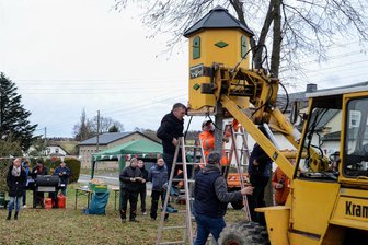 Im vogtländischen Neustadt wartet ein besonderes Hotel auf die ersten Gäste - Vor wenigen Tagen wurde das „Neistädter Vuechl Hotel“ aufgestellt.