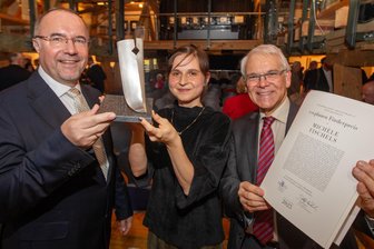 Im Vogtland geehrt: e.o.plauen-Förderpreisträgerin aus Münster bewegt mit ihrer Dankesrede - OB Steffen Zenner überreicht den Preis mit Detlef Narloch (rechts) an Michèle Fischels.