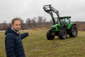 Im Vogtland gestohlene Traktoren tauchen in Ungarn auf - MTZ-Geschäftsführer Michael Fuchs zeigt auf den Traktor, den die Diebe zurückgelassen haben. (Archivfoto)