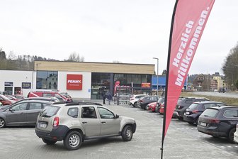 Im Vogtland gibt es einen neuen Penny-Markt - Kundenansturm bei der Neueröffnung des Penny-Marktes an der Elsterstraße in Adorf.