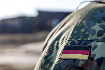 Im Vogtland keine Gratis-Fahrten für Soldaten in Uniform: Wehrbeauftragter kritisiert Verkehrsverbund - Bundeswehr-Soldaten in Uniform dürfen eigentlich kostenfrei Bahn fahren - im Vogtland jedoch nicht.