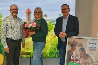 Im Vogtland öffnet erster Energieladen - OB Jens Scharff (links) gratulierte den EnviaM-Mitarbeitern Annette Jordan und Reginald Fuchs zur Eröffnung des Energieladens.