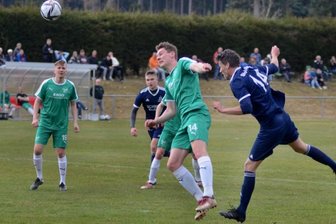 Im Vogtland rollt wieder der Ball - Der Jößnitzer Daniel Schuster (rechts) köpft hier unter Bedrängnis von Marcel Günther in Richtung Irfersgrüner Tor. Es war das einzige Spiel des Wochenendes, in dem keine Treffer fielen.