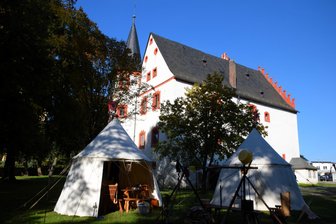 Im Vogtland wird gekämpft und geböllert – Ritter lagern am Schloss und im Park - Beim letzten Netzschkauer Ritterlager 2022 waren einige dabei, die auch diesmal aktiv sind.